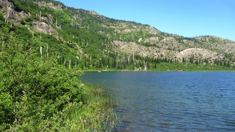 A short trail leads to Meta Lake